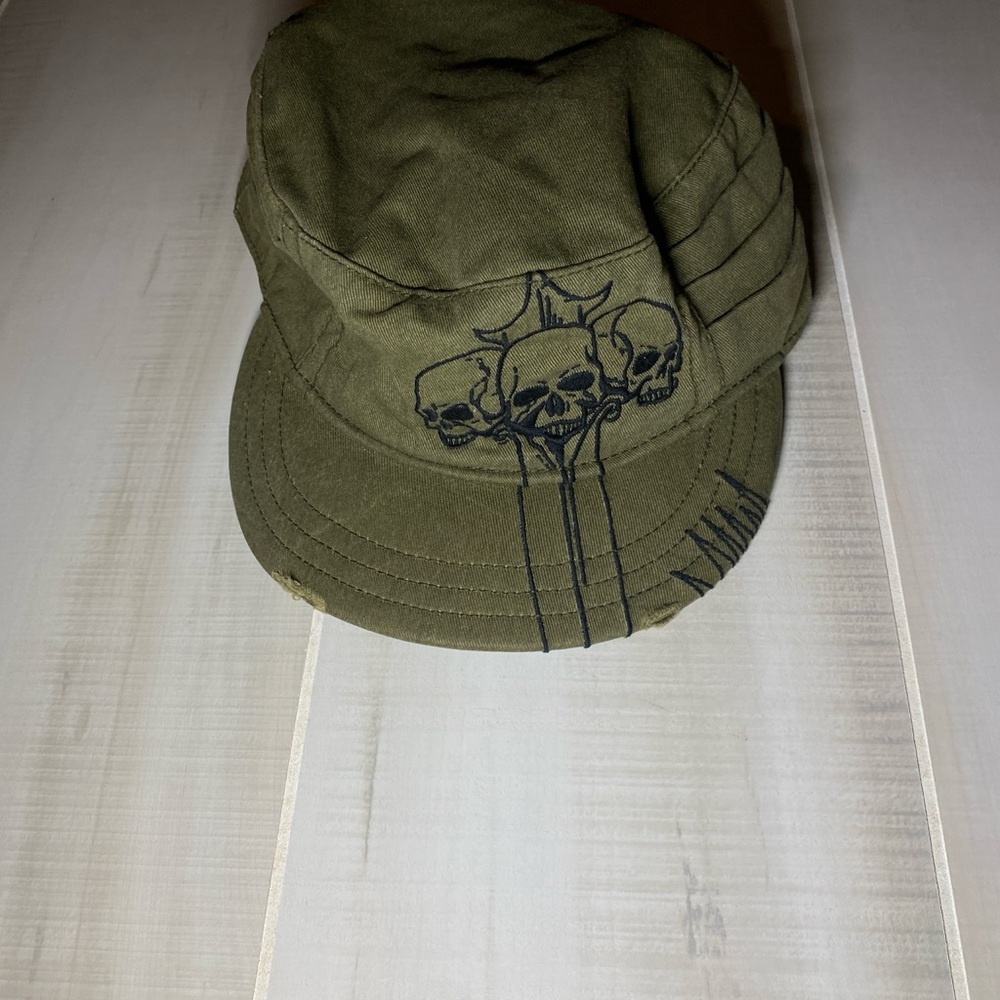 Green/black hat